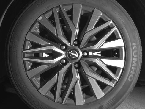 Used 2025 Nissan Altima 2.5 SV FWD image 12