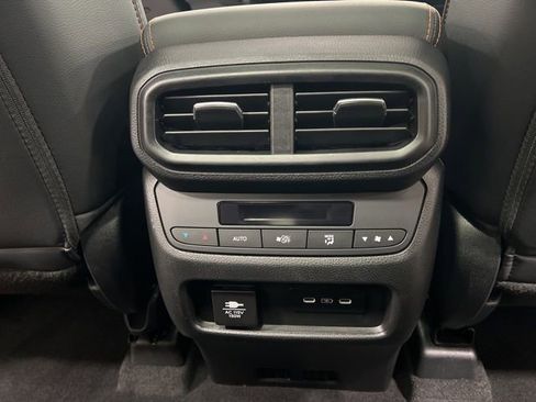 Used 2025 Honda Pilot TrailSport image 14