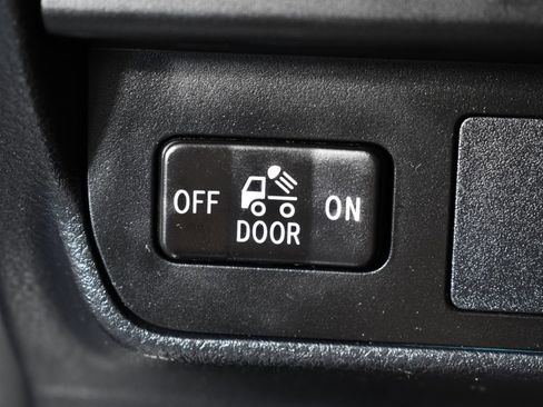 Used 2017 Toyota Tacoma SR image 39