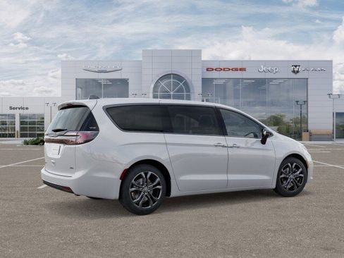 New 2026 Chrysler Pacifica Select image 4