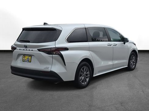 Certified 2024 Toyota Sienna XLE FWD image 6
