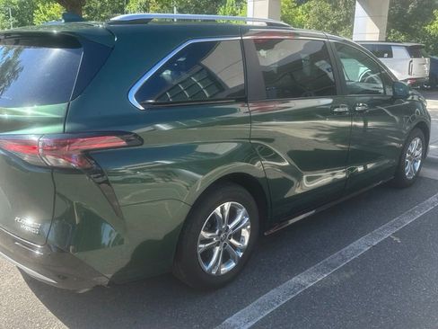 Used 2022 Toyota Sienna Platinum AWD/4WD image 4