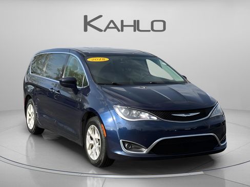 Used 2018 Chrysler Pacifica Touring Plus w/ Tire & Wheel Group FWD image 6