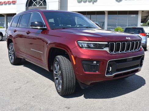 Used 2025 Jeep Grand Cherokee L Overland w/ Advanced Protech Group III AWD/4WD image 3