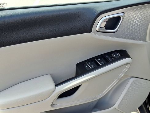 Used 2025 Kia Soul LX w/ LX Technology Package FWD image 12