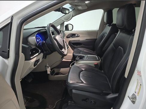 Used 2023 Chrysler Pacifica Touring-L FWD image 7