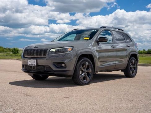 Used 2023 Jeep Cherokee Altitude Lux AWD/4WD image 3