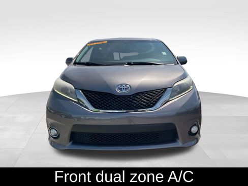 Used 2017 Toyota Sienna SE Premium FWD image 2