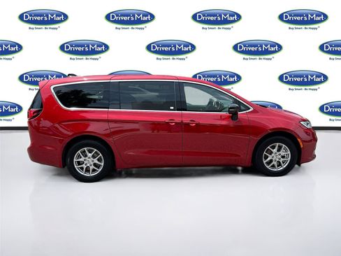 Used 2025 Chrysler Pacifica Select FWD image 8