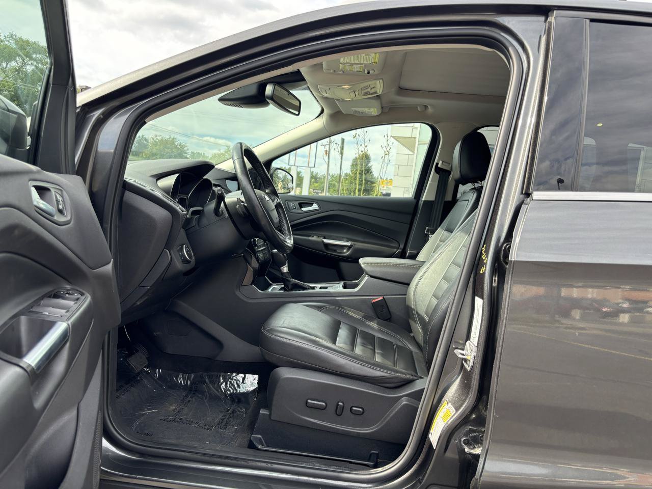 Used 2017 Ford Escape Titanium w/ Equipment Group 301A AWD/4WD image 15