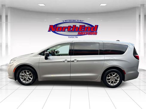Used 2024 Chrysler Pacifica Touring-L image 4