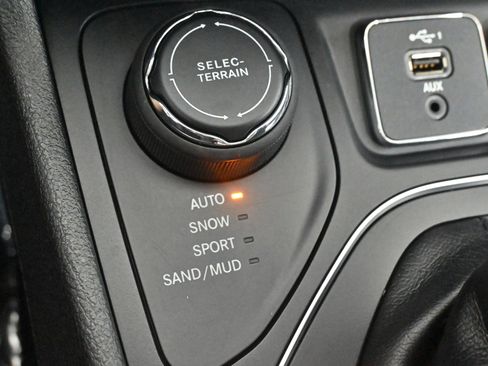 Used 2019 Jeep Cherokee Latitude Plus w/ Comfort/Convenience Group AWD/4WD image 21
