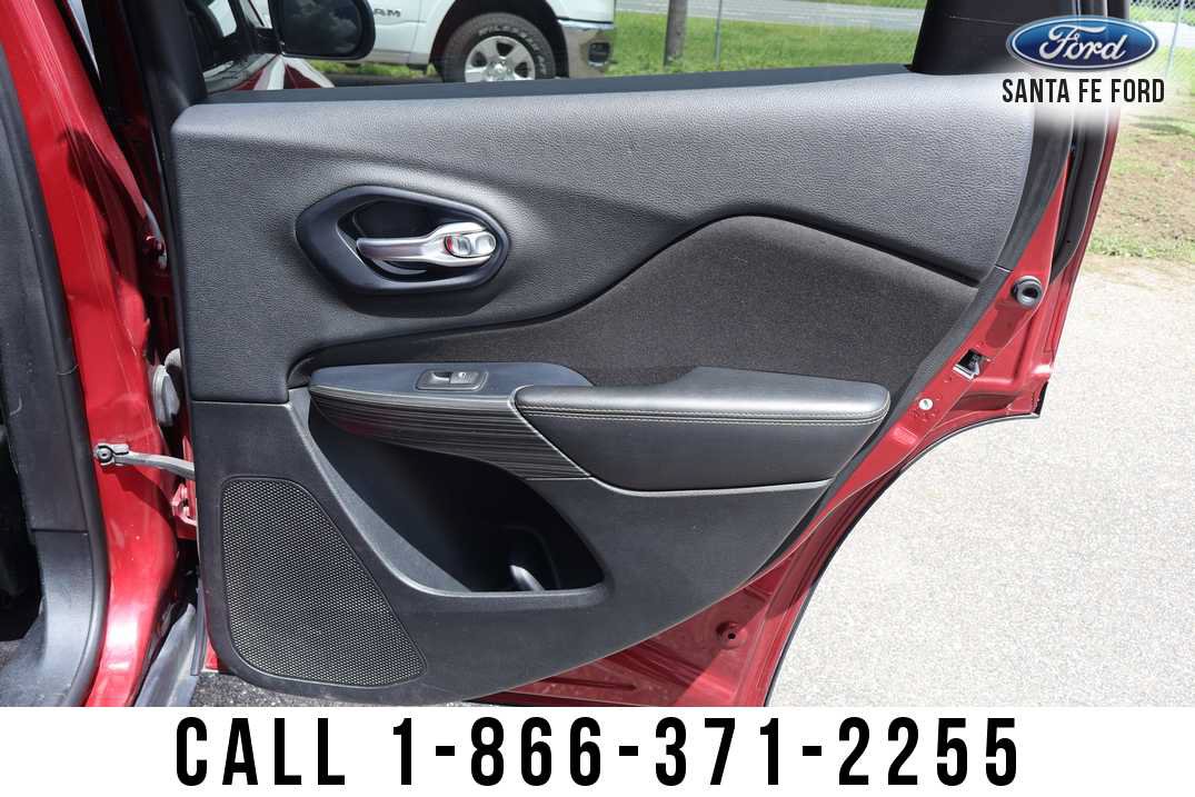 Used 2016 Jeep Cherokee Sport FWD image 18