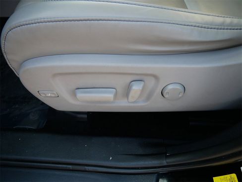 Used 2019 Toyota Highlander XLE image 15