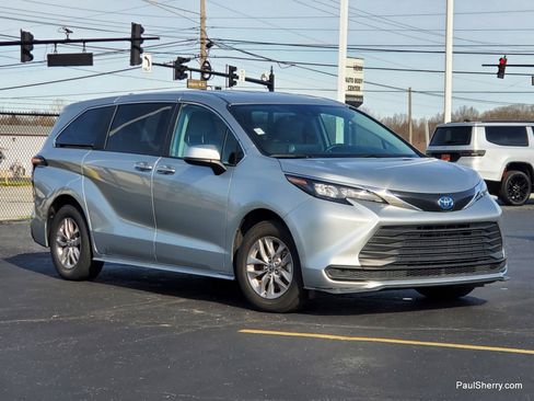 Used 2024 Toyota Sienna LE FWD image 6
