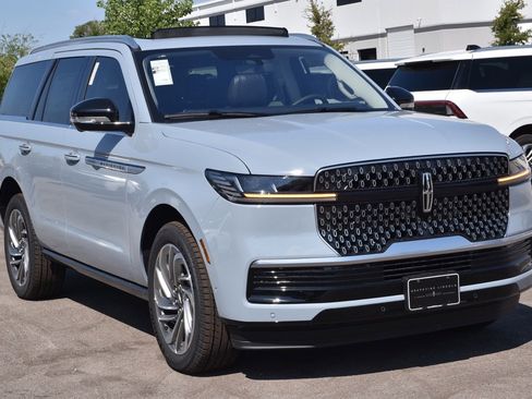 New 2025 Lincoln Navigator Reserve image 3