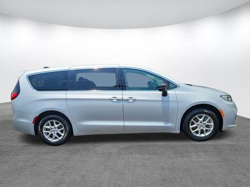 Used 2024 Chrysler Pacifica Touring-L FWD image 2