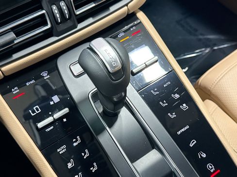 Certified 2022 Porsche Macan image 28