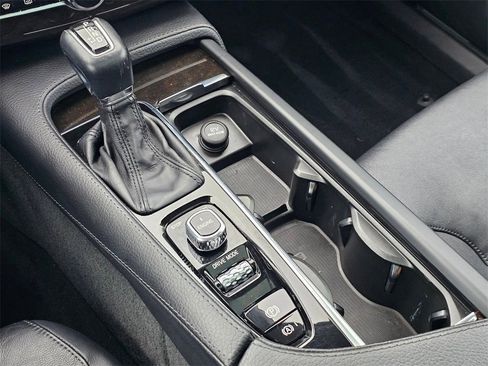 Used 2017 Volvo XC90 T5 Momentum w/ Vision Package image 32