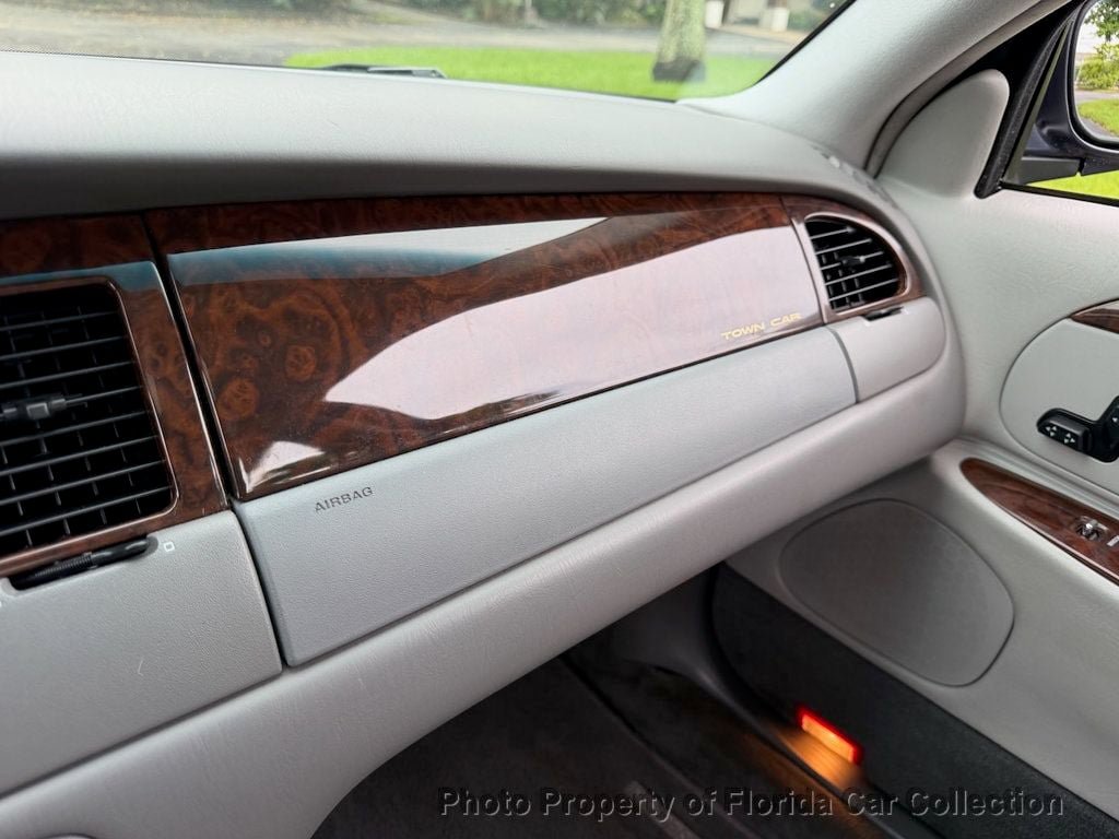 Used 1999 Lincoln Town Car Signature RWD image 42