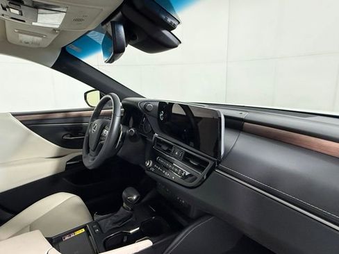 Used 2025 Lexus ES 300h w/ Premium Package image 35