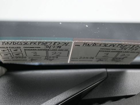 Used 2023 Kia Niro EX image 10