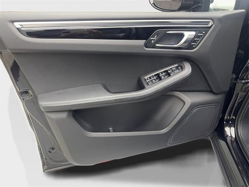 Used 2023 Porsche Macan image 30