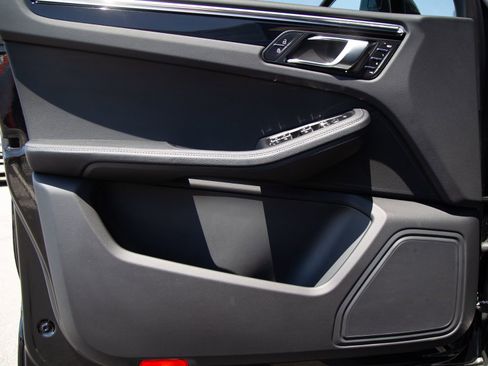 Certified 2023 Porsche Macan AWD/4WD image 9