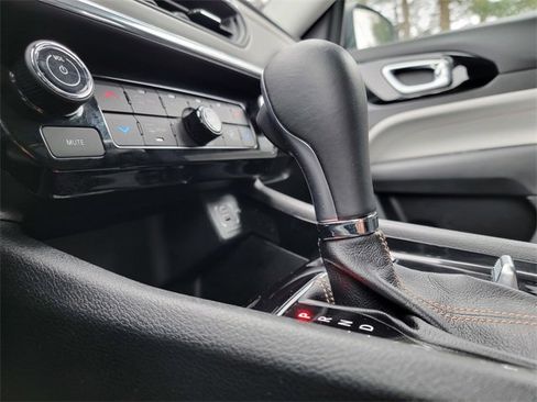 Certified 2022 Jeep Compass Limited image 30