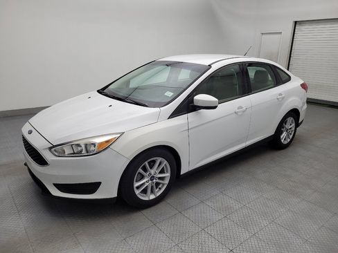 Used 2018 Ford Focus SE FWD image 2