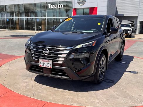 Certified 2025 Nissan Rogue SV FWD image 4