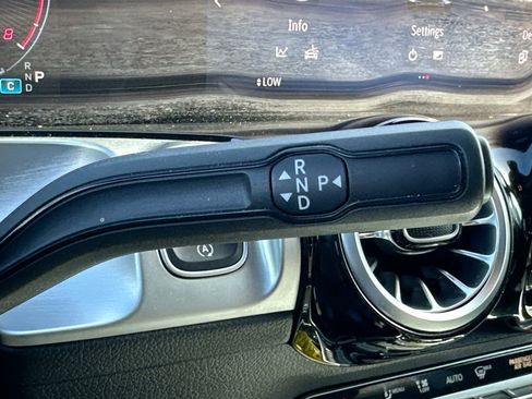 Used 2025 Mercedes-Benz GLB 250 4MATIC image 17