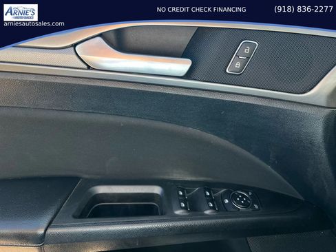 Used 2020 Ford Fusion SE FWD image 15