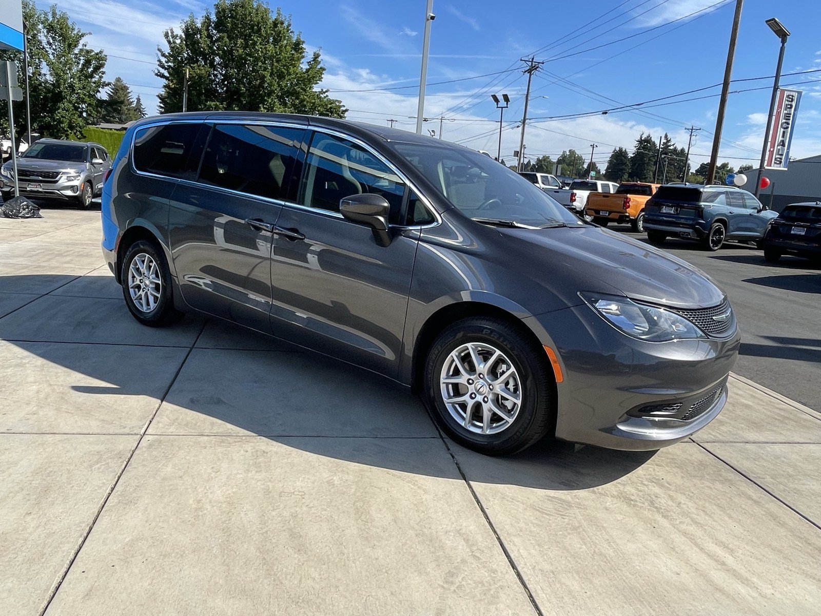 Used 2022 Chrysler Voyager LX FWD image 7