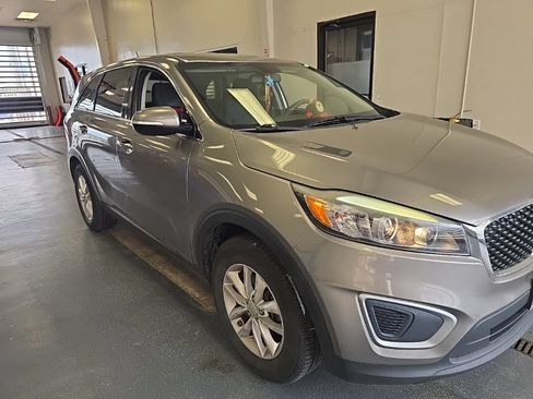Used 2017 Kia Sorento L FWD image 1