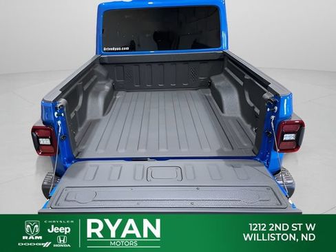 New 2025 Jeep Gladiator Rubicon w/ Convenience Group AWD/4WD image 12