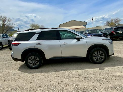 Used 2024 Nissan Pathfinder SV AWD/4WD image 6