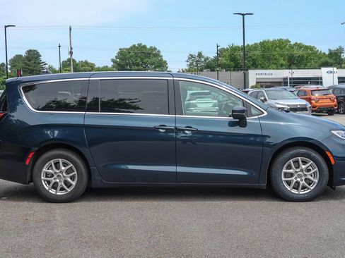 Used 2023 Chrysler Pacifica Touring-L FWD image 9