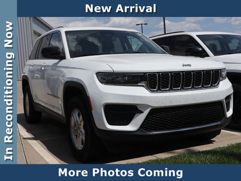 Used 2023 Jeep Grand Cherokee Laredo AWD/4WD image 1