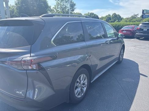 Used 2025 Toyota Sienna XLE AWD/4WD image 7