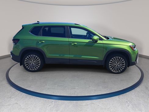 New 2026 Volkswagen Taos SE FWD image 4