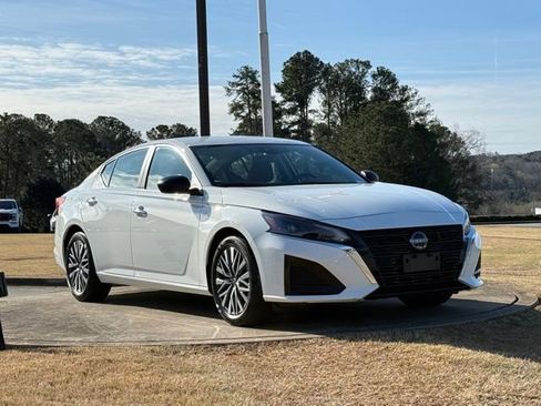 Used 2025 Nissan Altima 2.5 SV image 1