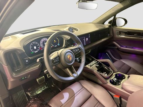 Certified 2025 Porsche Cayenne GTS AWD/4WD image 4