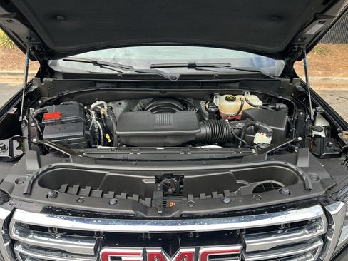 Used 2022 GMC Yukon XL SLT w/ SLT Luxury Package image 8