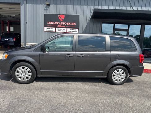 Used 2020 Dodge Grand Caravan SE w/ UConnect Hands-Free Group FWD image 2
