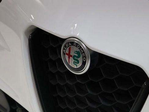 Used 2023 Alfa Romeo Giulia Veloce AWD/4WD image 10