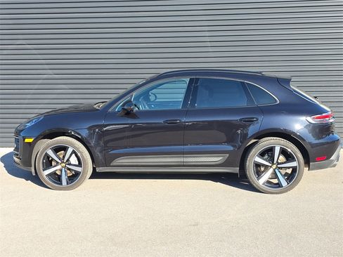 Certified 2024 Porsche Macan image 2