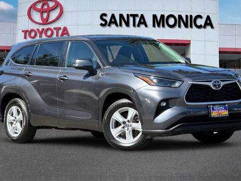 Used 2023 Toyota Highlander LE FWD image 2