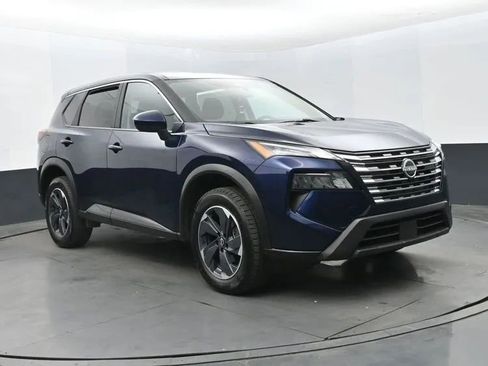 Used 2024 Nissan Rogue SV FWD image 2