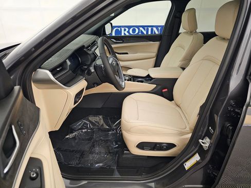 New 2025 Jeep Grand Cherokee Limited w/ Luxury Tech Group II image 12